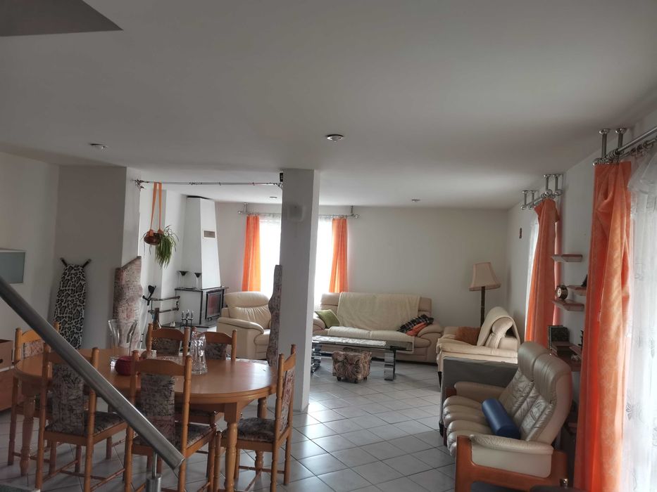 Dom z użytkowym poddaszem 160m2 i budynkiem gospodarczym