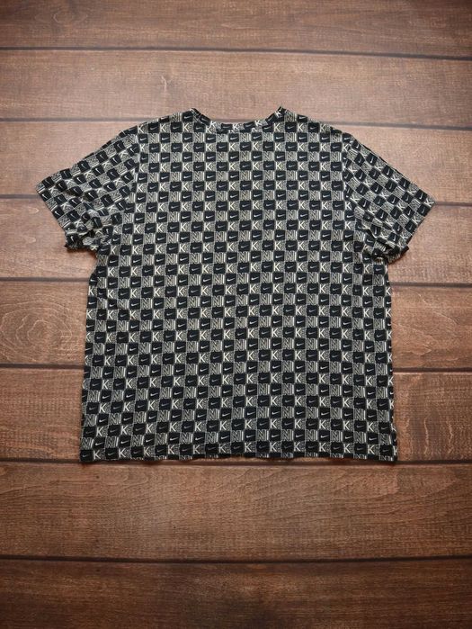 Nike Full Print Swoosh Vintage Retro czarna koszulka z krótkim rękawem