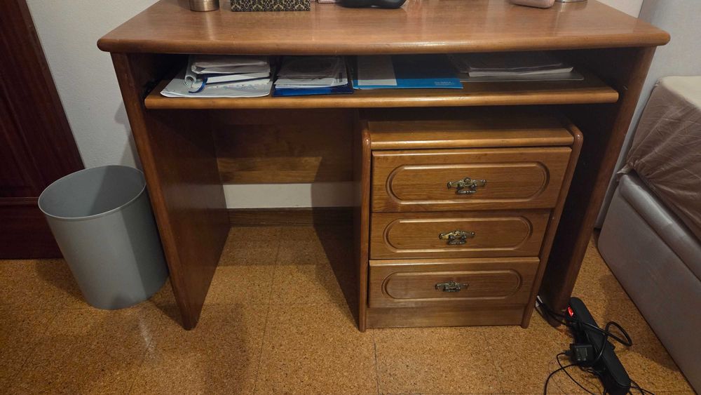 Cama solteito com arrumação e secretária