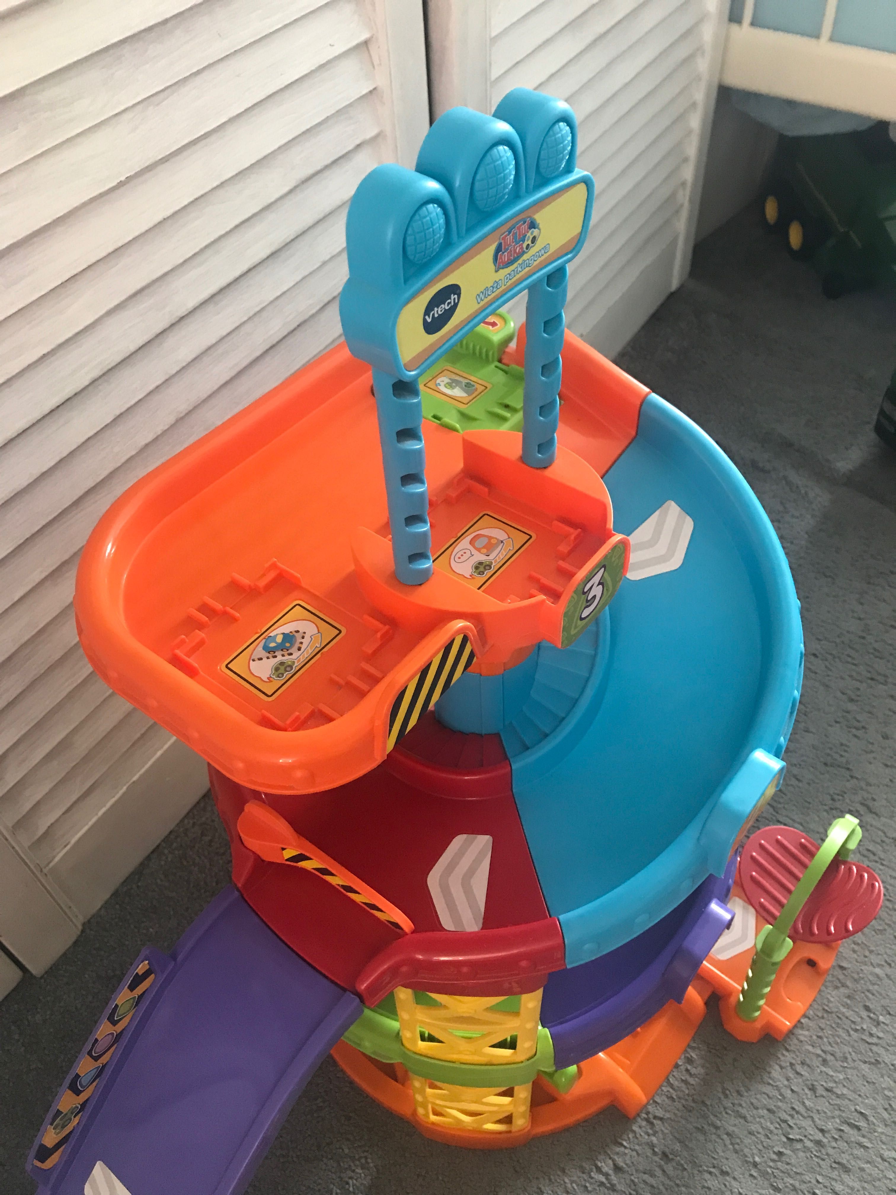 Wieża parkingowa Vtech z dodatkowymi autkami TutTut