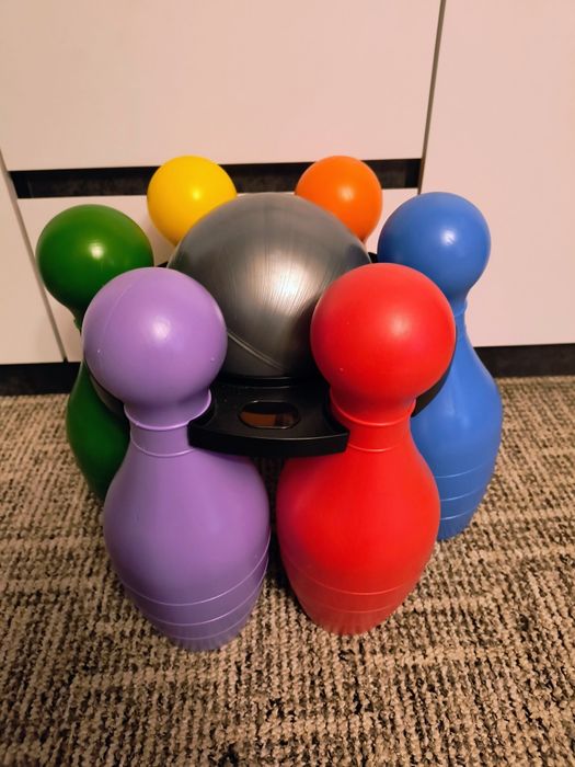 Боулінг ( різнокольорові кеглі)