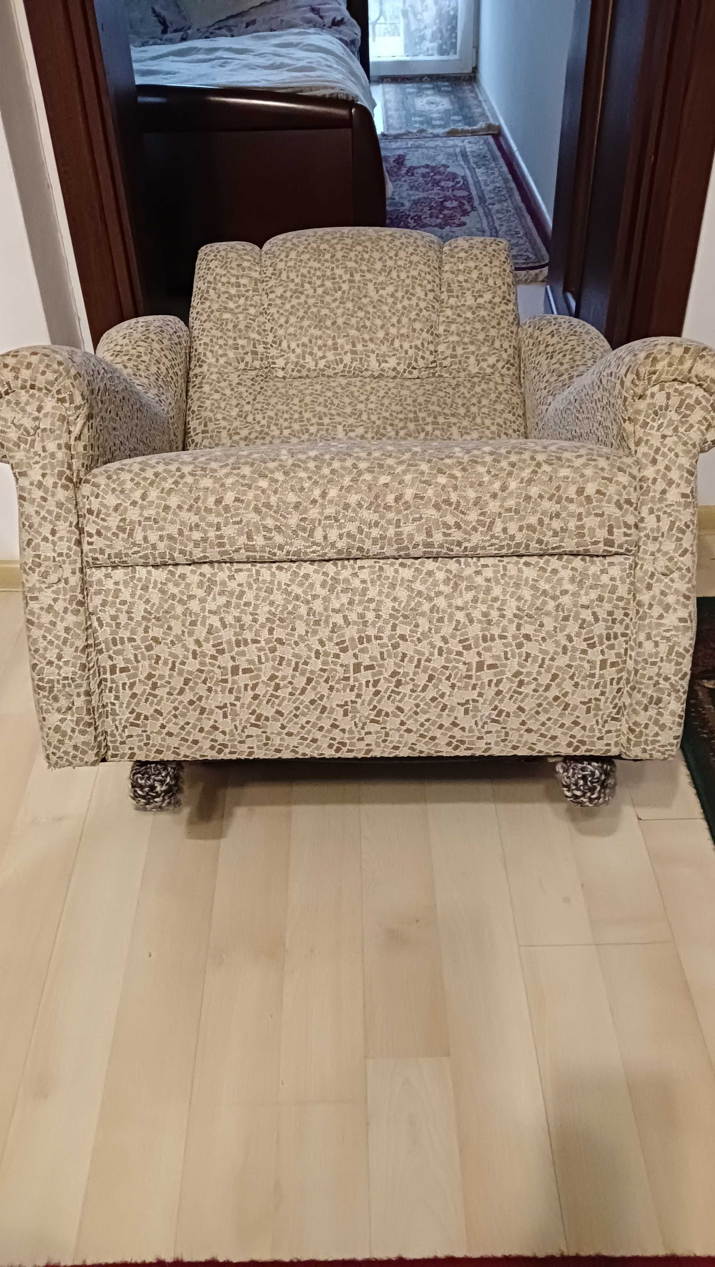 Fotel tapicerowany.