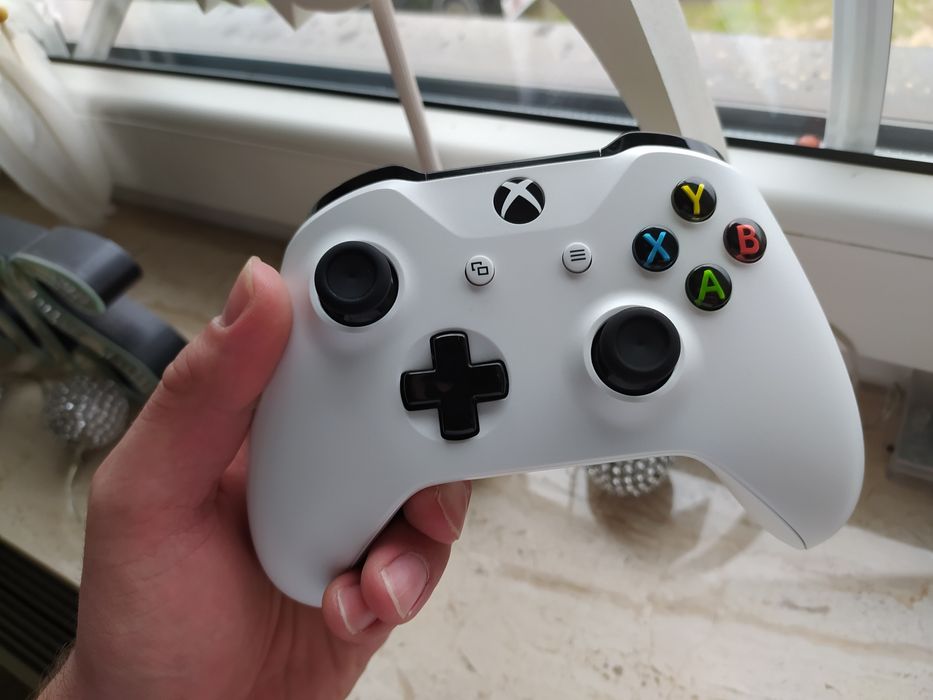 Xbox One S 1TB z napędem JAK NOWY 4K Komplet Gry Fortnite PES 2025