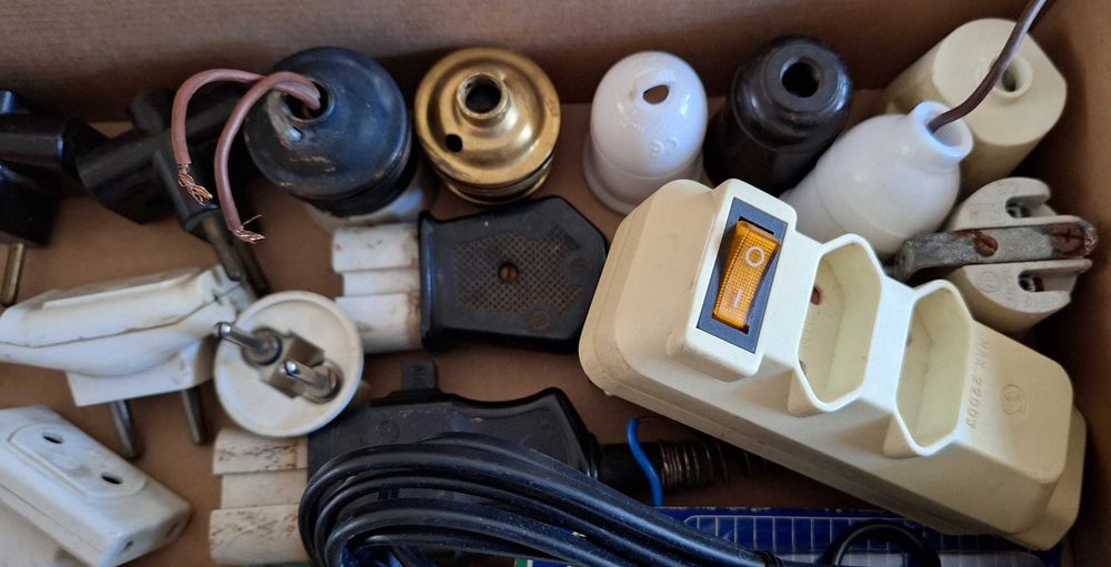 Casquilhos para Lâmpadas antigos e outro material elétrico