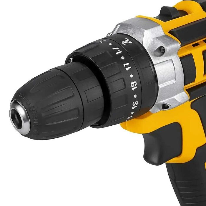 Ударний шуруповерт з набором слюсарних інструментів у валізі