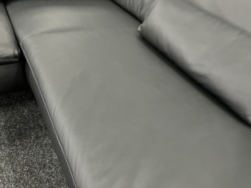 Виставковий шкіряний кутовий розкладний диван