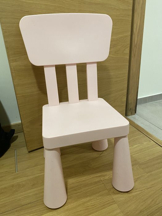 Cama KRITTER e mesa, cadeira e banco MAMMUT rosa