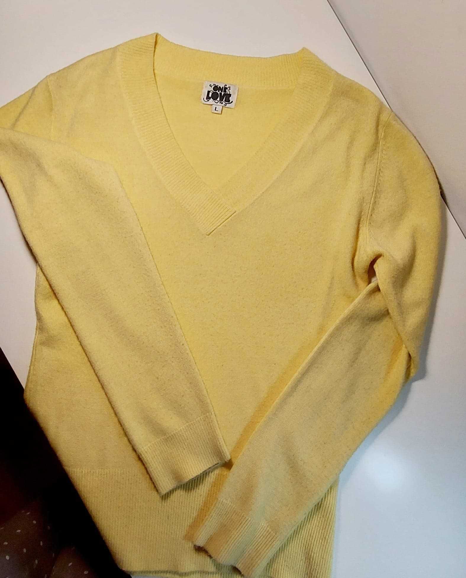 Żółty, optymistyczny sweterek w serek.
