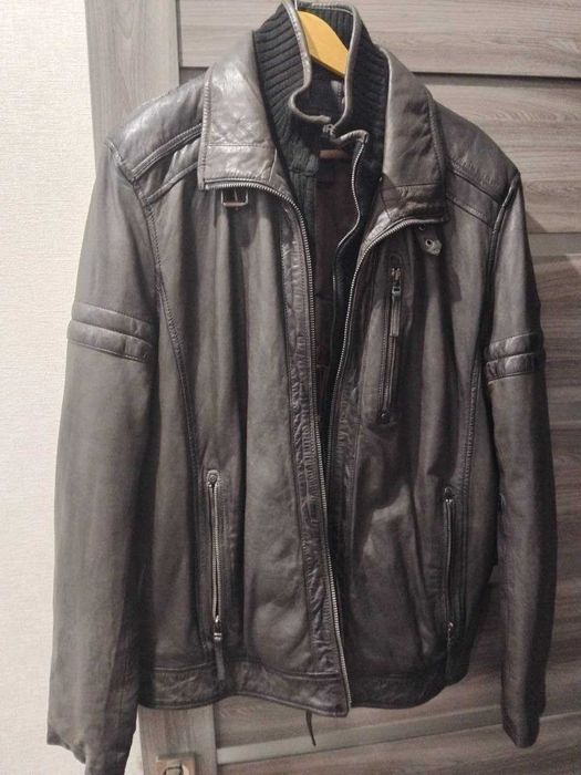 Продаю шкіряну куртку коричневого кольору