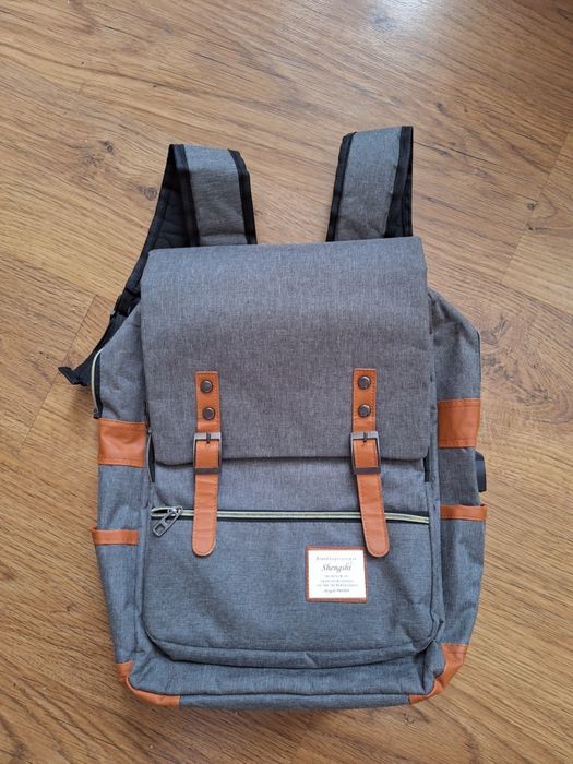 Solidny szary plecak szkolny na laptopa