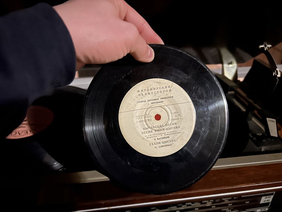 вініловий програвач (радіола) + вініл платівки