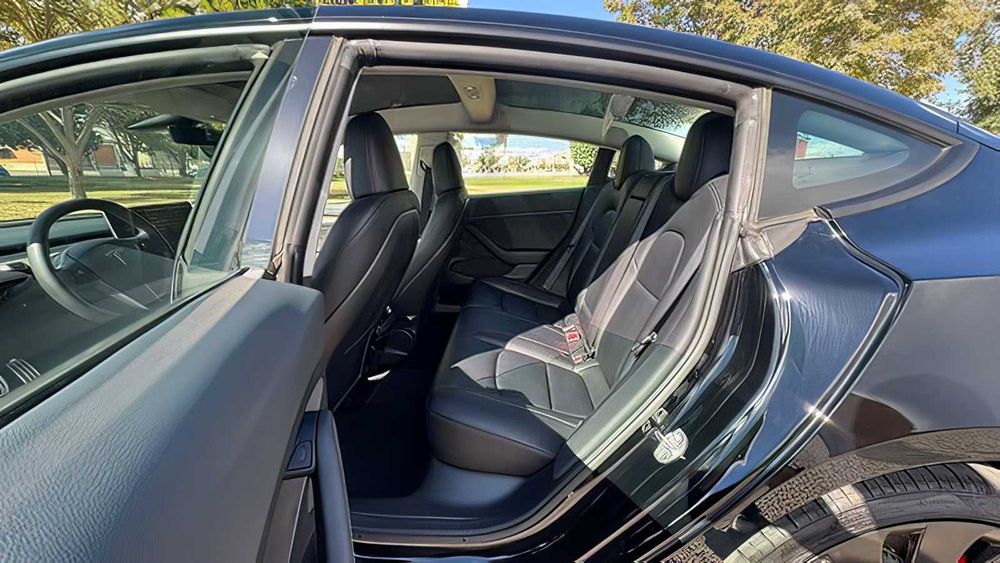 Tesla Model 3      2023