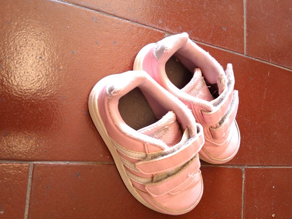 Sapatos e chinelos de crianças