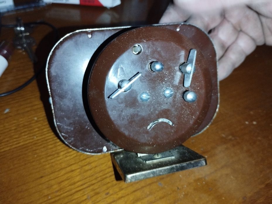 Relógio despertador antigo de corda