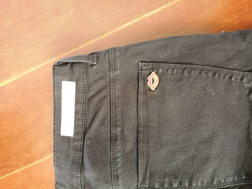 Calça de sarja preta