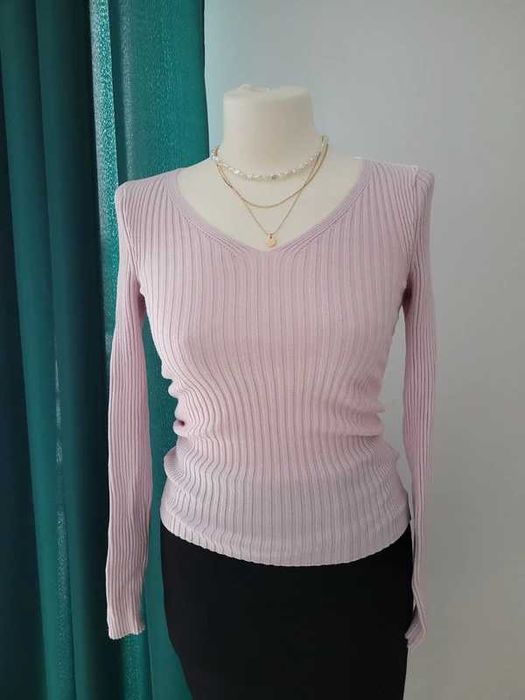 Jasnoróżowy wiskozowy prążkowany sweterek z dekoltem V