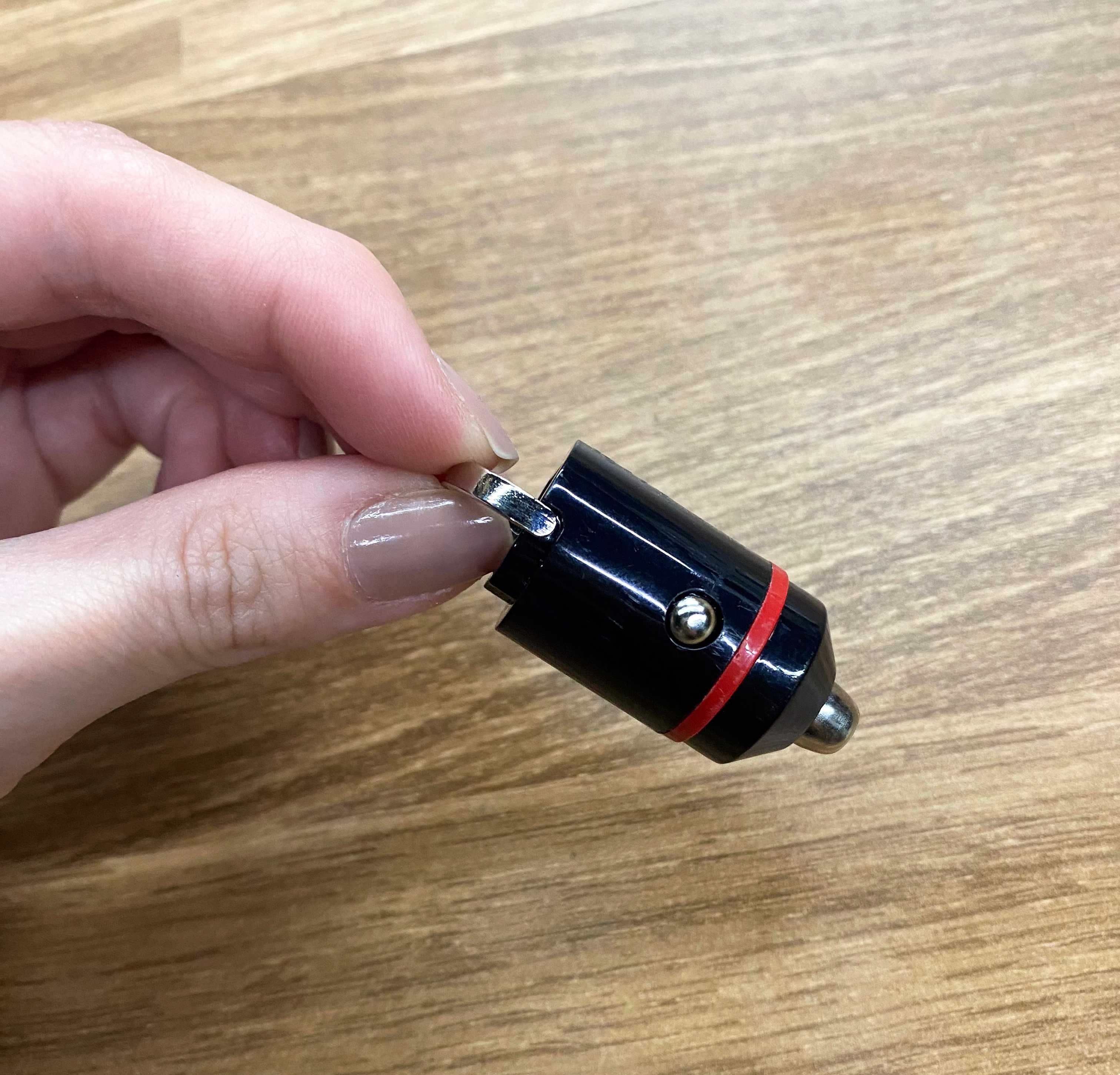 Mini carregador de isqueiro Fast charging com 2 entradas (USB + USB-C)