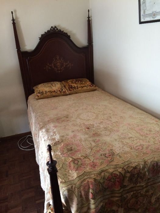 Cama single D. Maria II com estrado, como nova