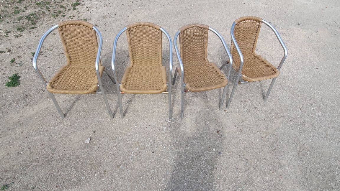 Cadeiras (4) de alumínio usadas, mas em bom estado