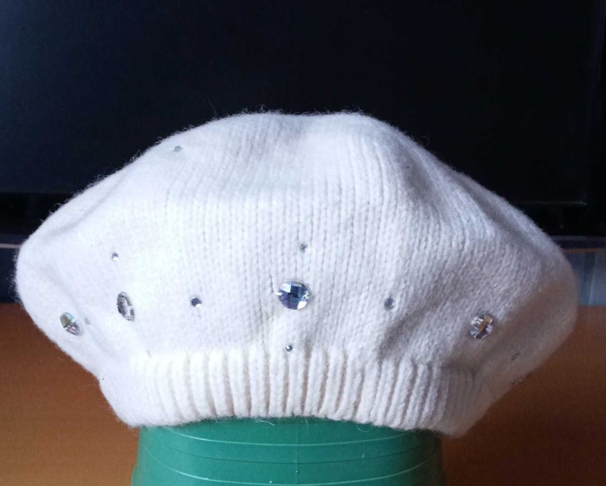 Женский полушерстяной берет