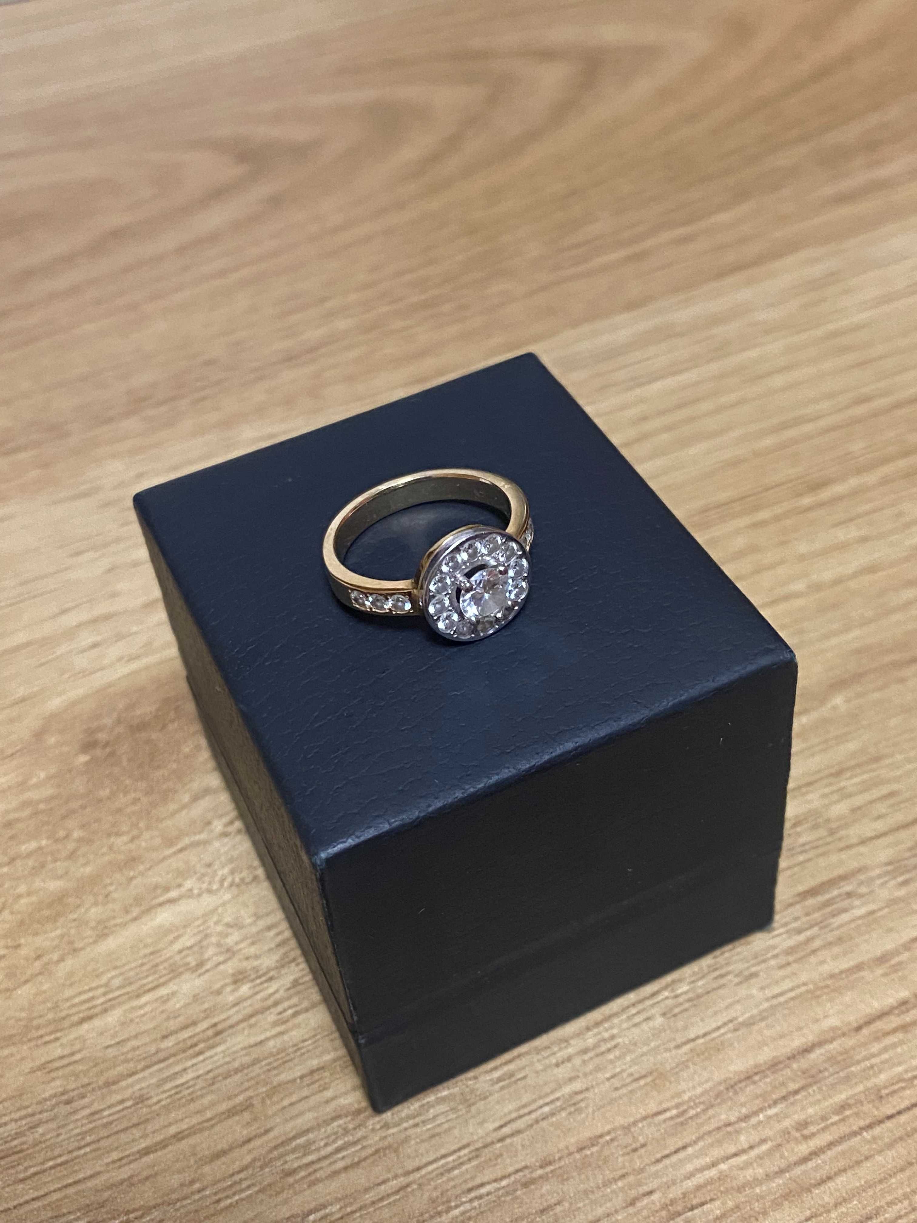 Złoty pierścionek 14k 4,23 gr z diamentami 1 x 0,5 ct + 18 x 0,033 ct
