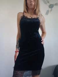 Czarna welurowa dopasowana sukienka z wykończeniem koronkowym