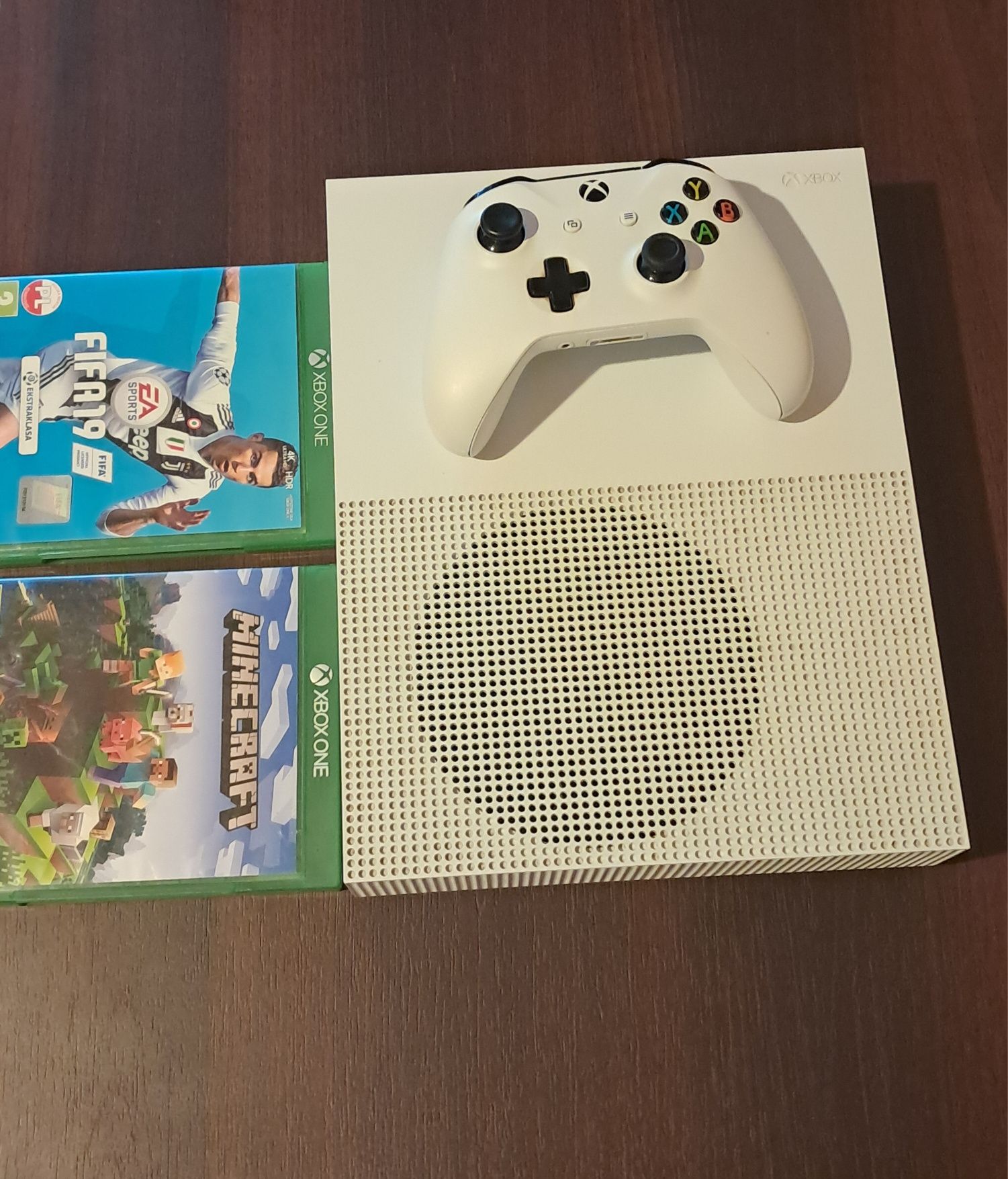 Xbox One S 1tb + Pad + 2 gry