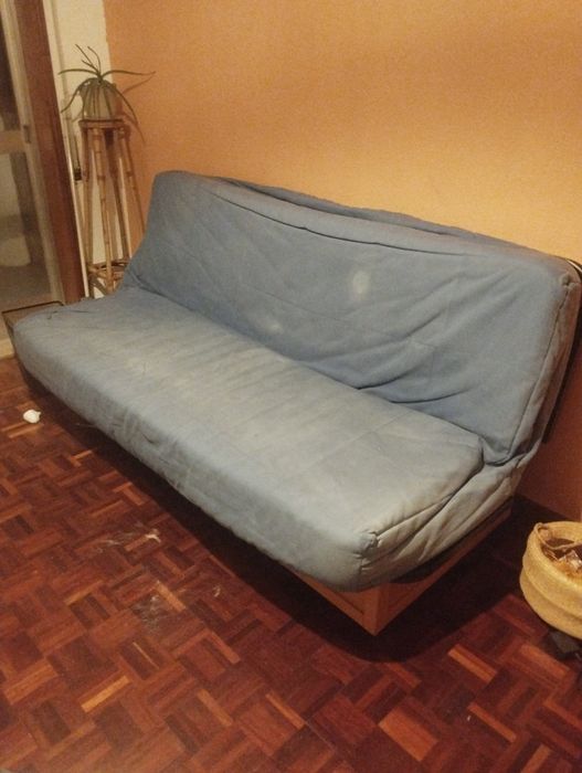 Sofá cama com base em madeira