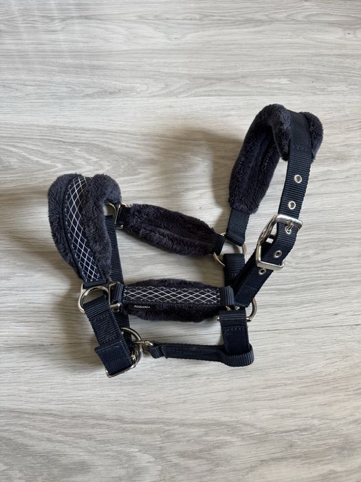 Granatowy kantar z futerkiem pony