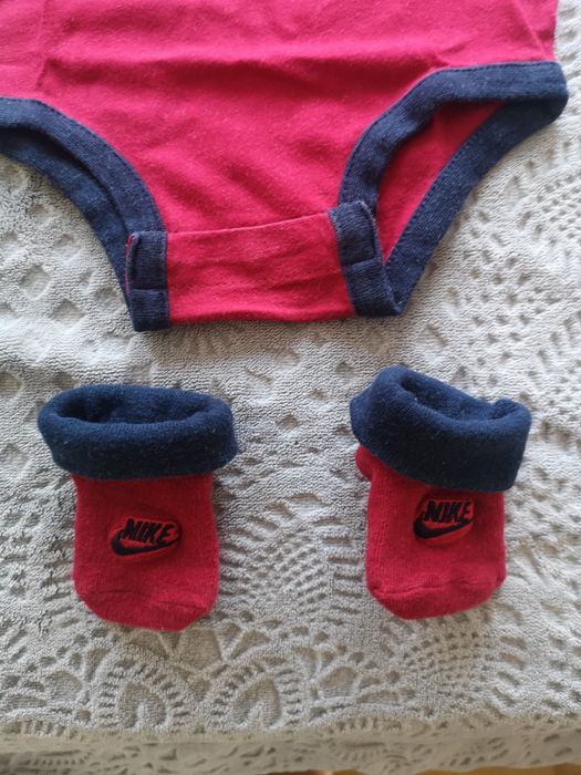 Zestaw noworodkowy Nike body,czapeczka,skarpetki 56