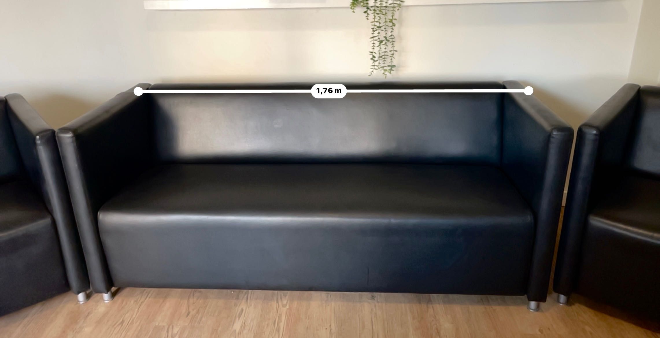 Sofá e poltronas em cabedal
