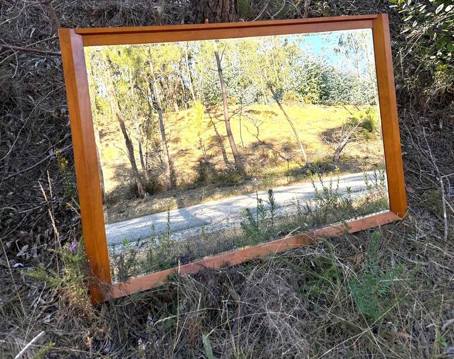 Espelho biselado com moldura em faia, medidas 164X110 cm