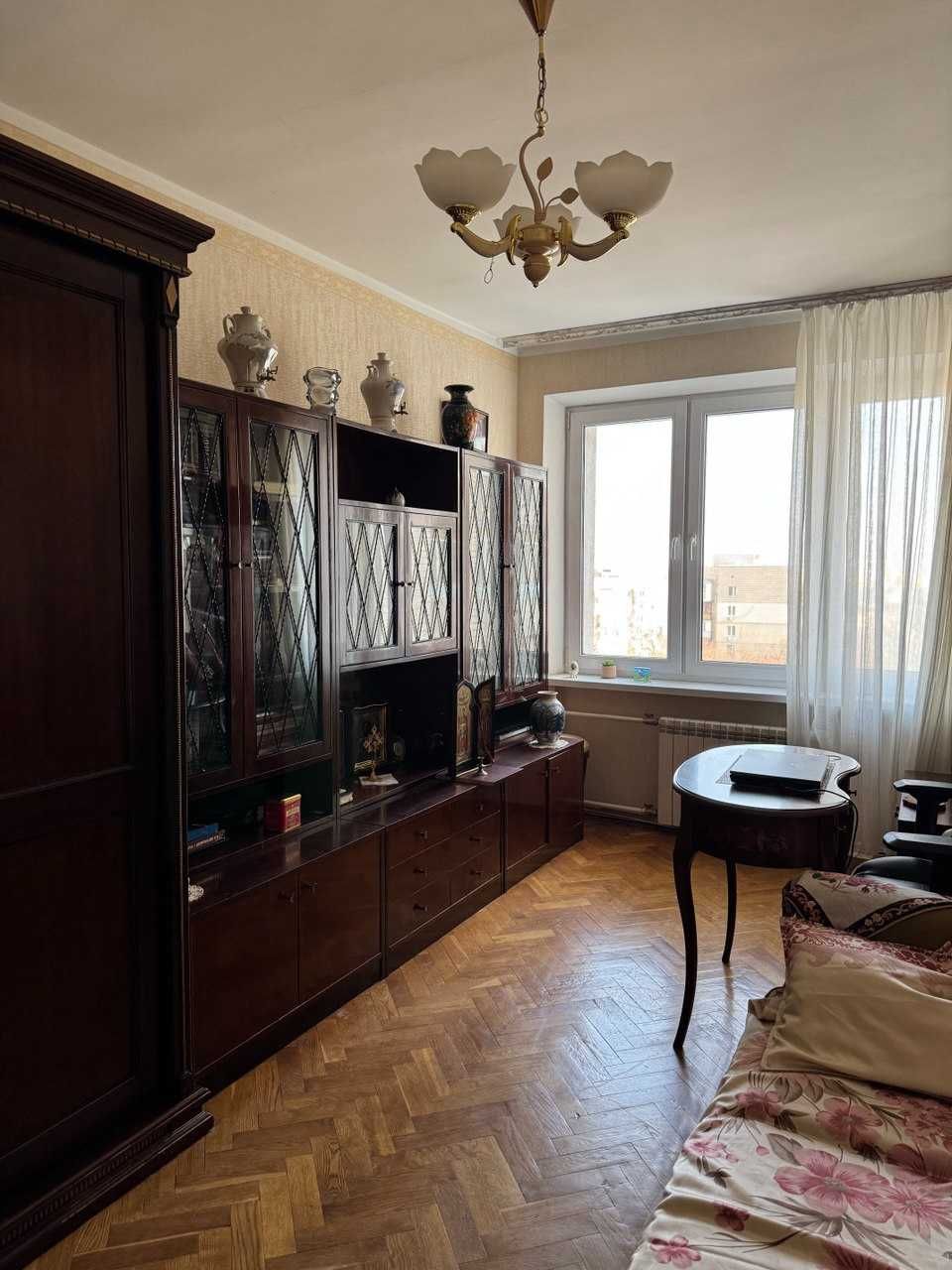 Печерський р-н, вул. Суворова 11; 4 кімн. площа 100,7 м2. Без комісії.