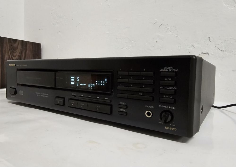 Odtwarzacz CD Onkyo DX -6920.