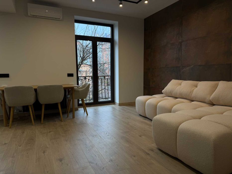 Продаж стильної двокімнатної квартири студії, в центрі міста