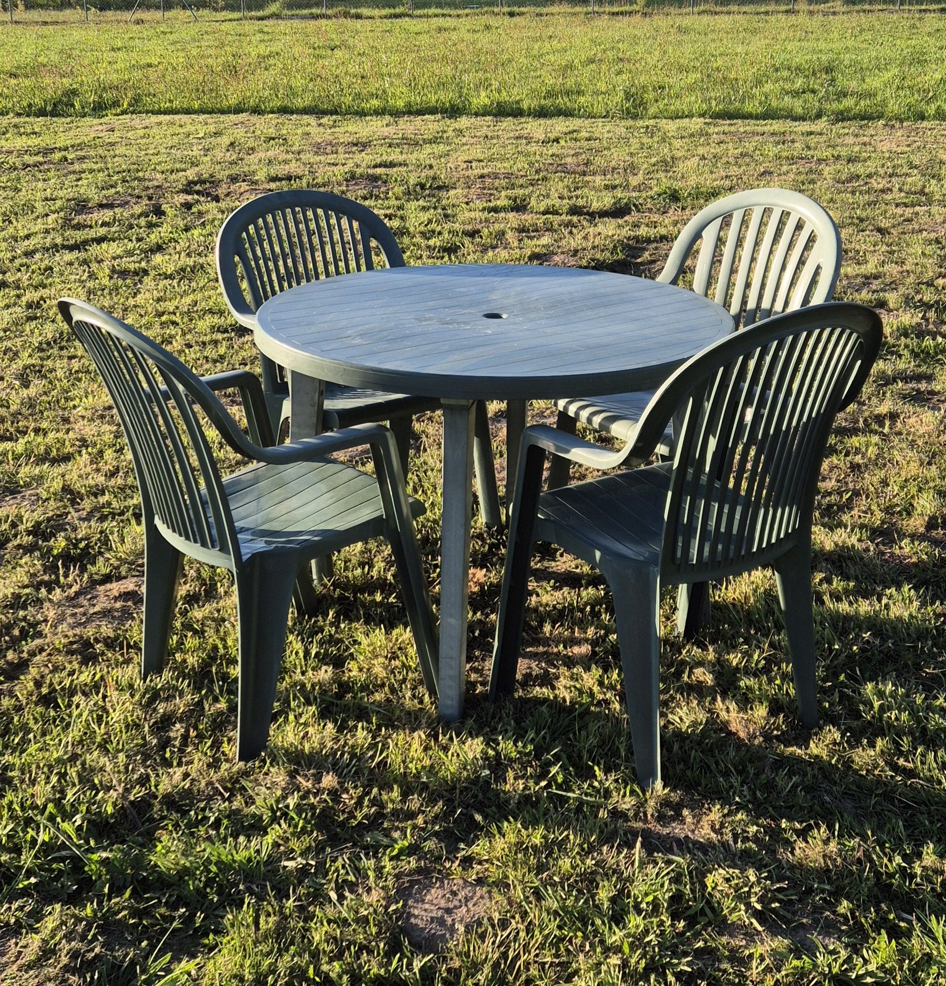 Zestaw ogrodowy tarasowy plastikowy stół okrągły i krzesła