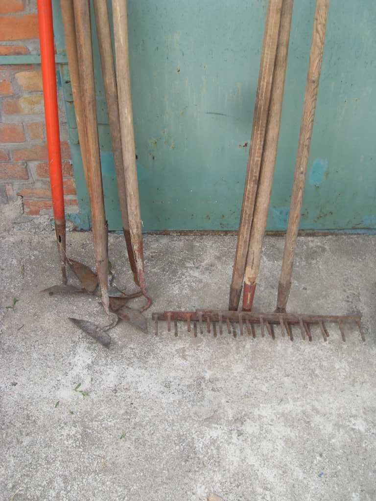 Продам комплект садового инвентаря: лопата,грабли,вилки,сапка