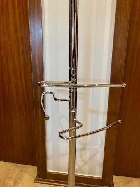 Toalheiro de Chão Cromado