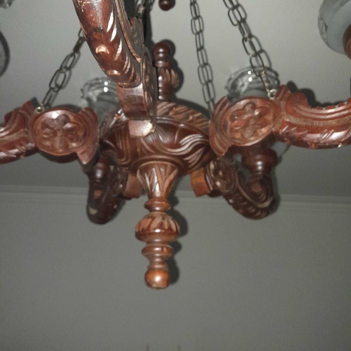 Candeeiro de teto em madeira