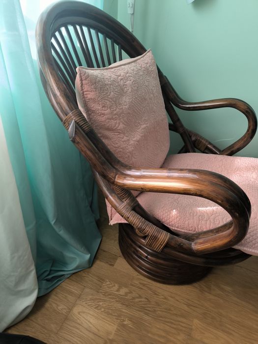 Cadeirão em madeira maciça com base rotativa