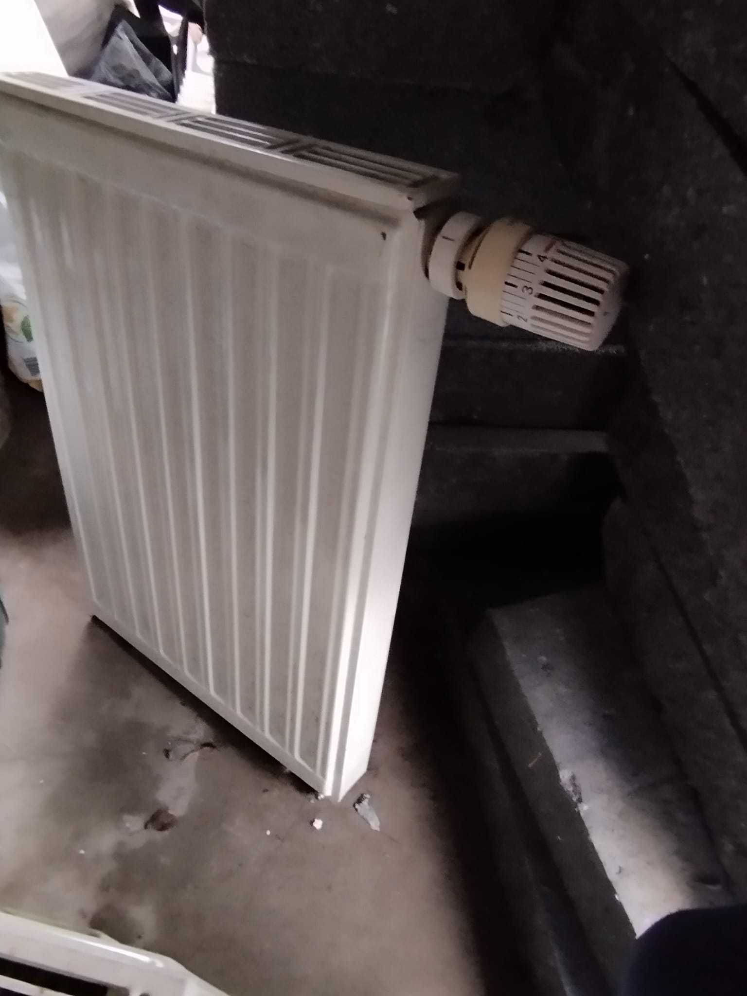 Grzejniki z demontazu 3szt. Wszystkie z termostatem. Rozne rozmiary.