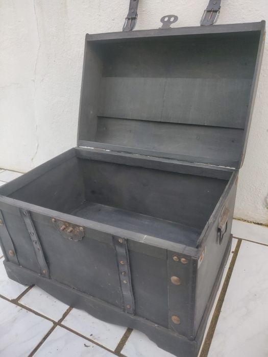 Baú cinza escuro vintage