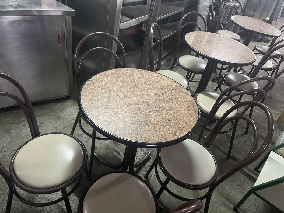 Cadeiras e mesas conjunto de 4 mesas com 16 cadeiras