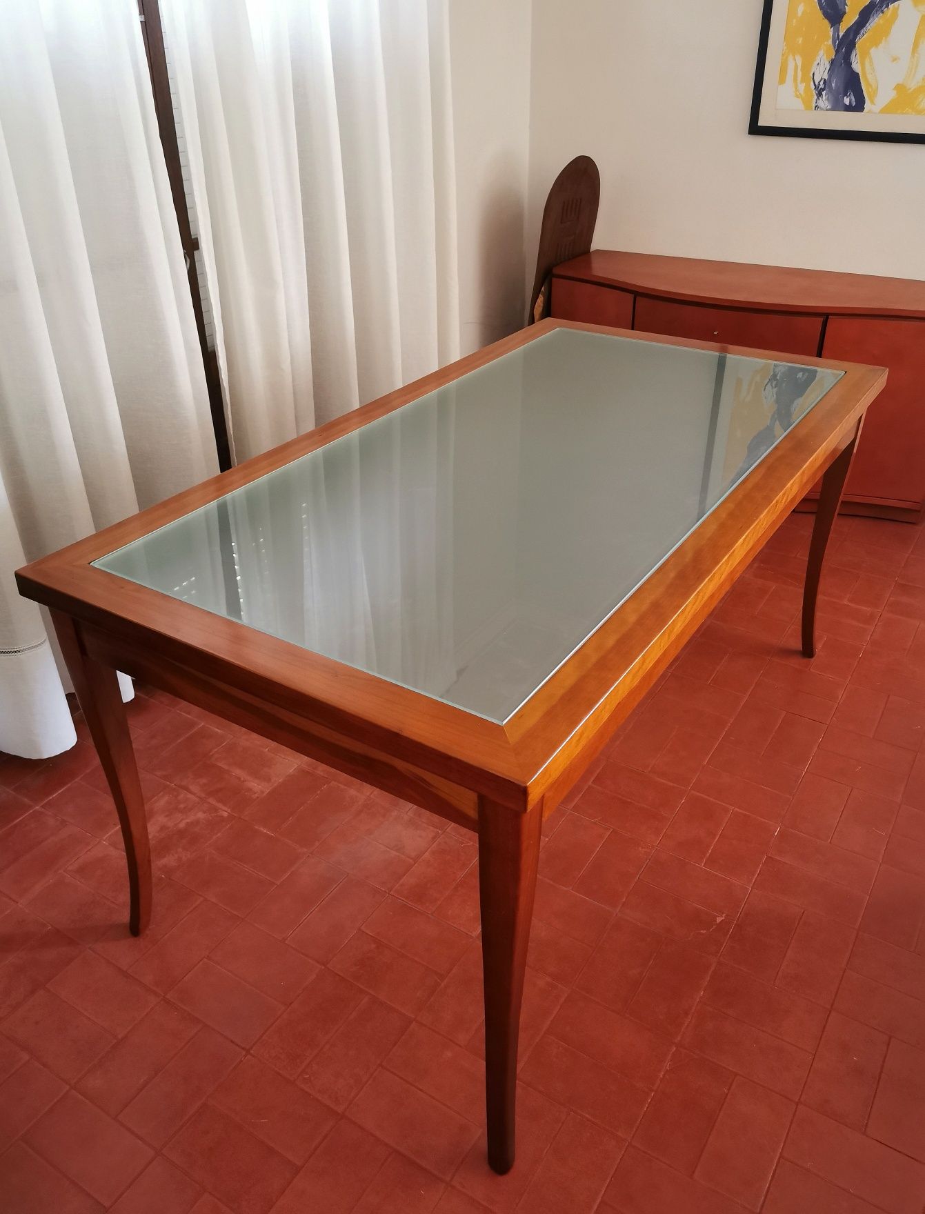 Mesa de madeira com tampo embutido em vidro. Nova.