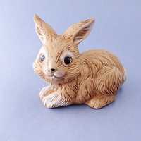 malowana gliniana figurka zając królik