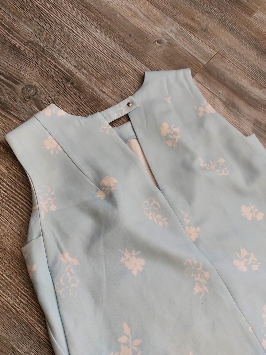 Błękitna jasnoniebieska elegancka prosta sukienka w kwiaty XL