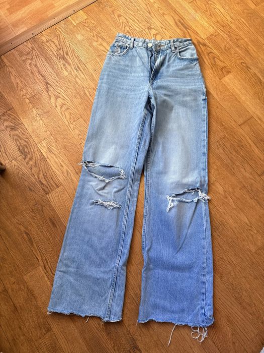 Сині джинси — універсальний вибір для будь-якого образу