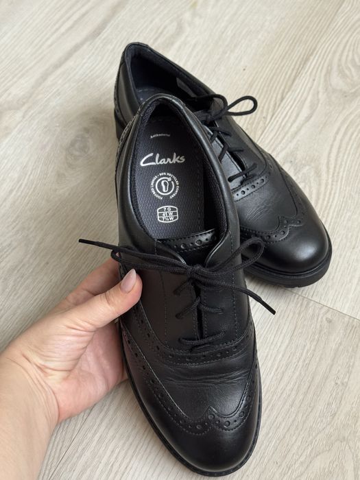 Шкіряне взуття. Оксфорди Clarks, натуральна шкіра, чорний колір