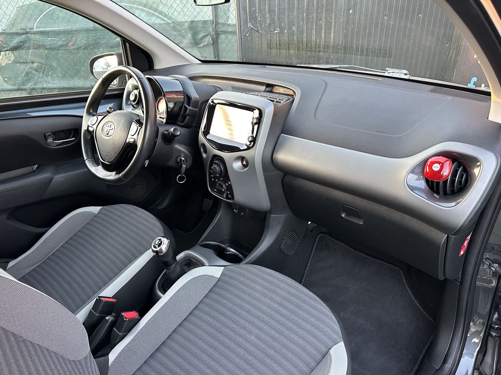 Toyota Aygo 1.0 X-Play +  X-touch  ‘ GARANTIA ‘