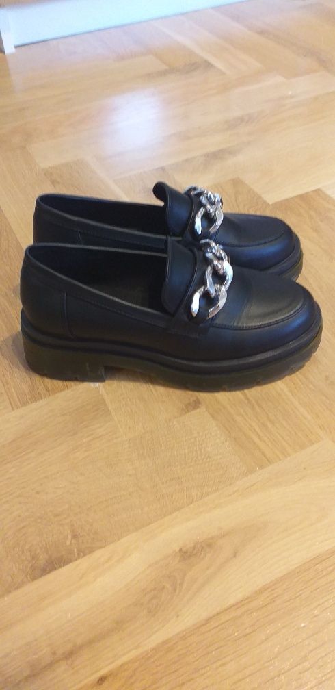 Czarne buty z łańcuszkiem